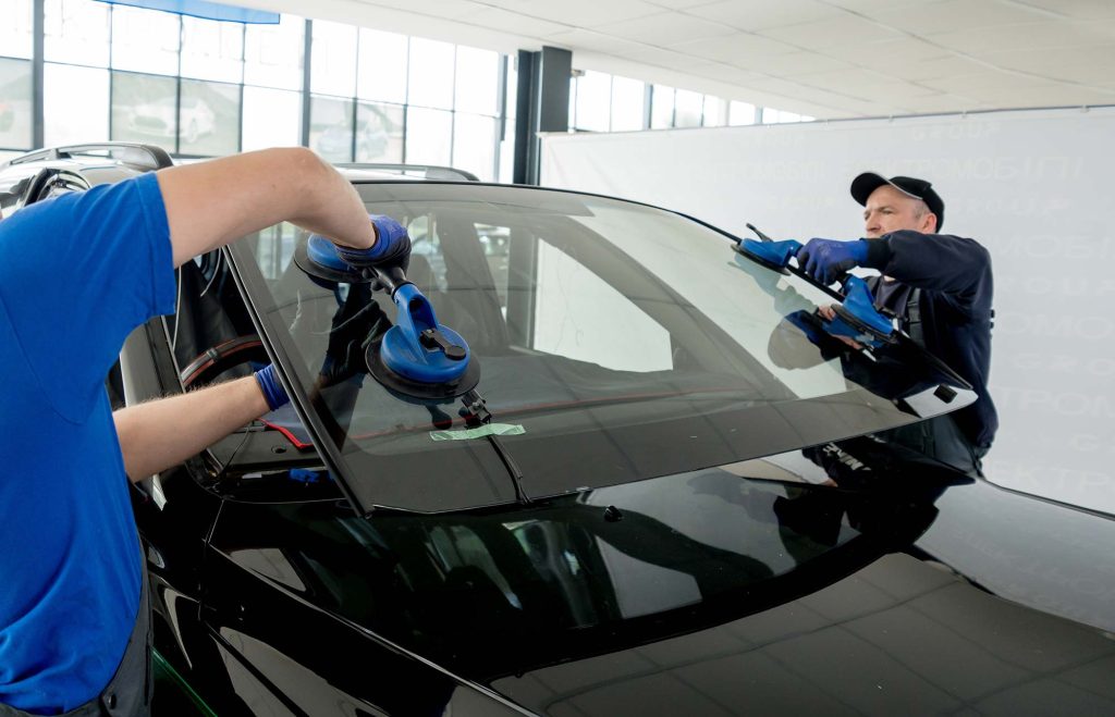expert technicians for mobile auto glass service image