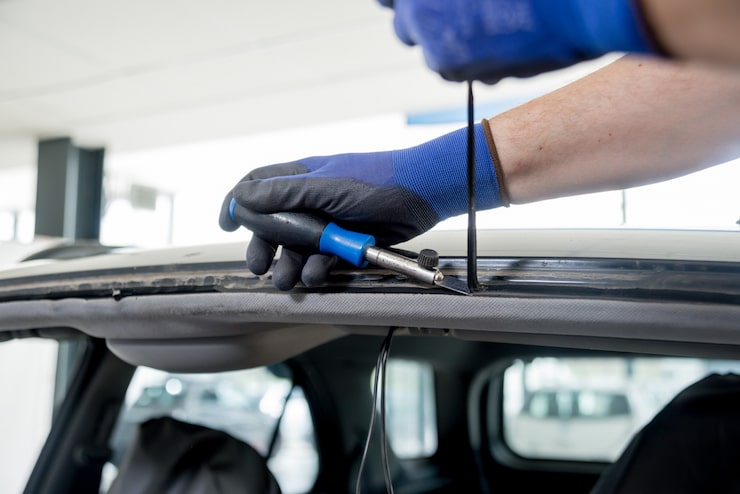 Expert Technicians for Car Window Glass Replacement image